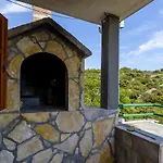 House Small Robinson Dom wakacyjny Sevid