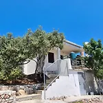 House Small Robinson سيفيد