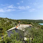 House Small Robinson بيت للعطل