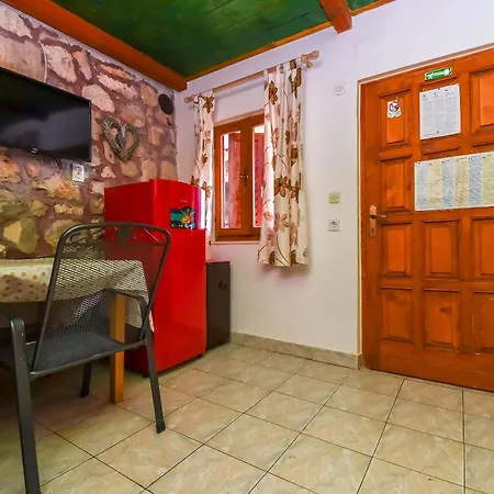 House Small Robinson بيت للعطل